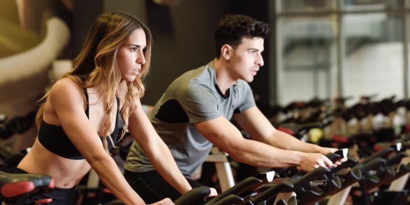 course a pied, footing en groupe avec un educateur sportif, coaching sportif pour un couple avec amis ou dans le groupe